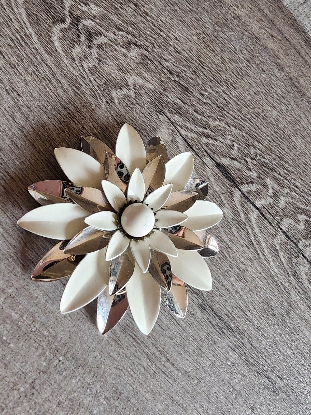 Sarah Coventry White Enamel Silver Metal Flower Brooch Vintage